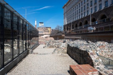 SOFYA, BULGARIA - 19 Mart 2023: Banya Başhi Camii ve Bulgaristan 'ın Sofya kentindeki antik Serdica kalıntıları