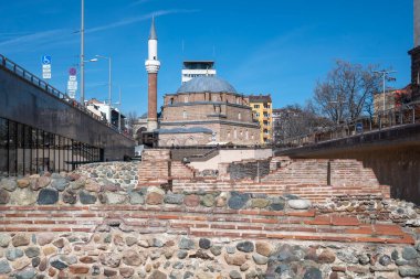 SOFYA, BULGARIA - 19 Mart 2023: Banya Başhi Camii ve Bulgaristan 'ın Sofya kentindeki antik Serdica kalıntıları