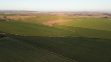 Bulgaristan 'ın Burgaz Bölgesi, Trakya (A1) otoyolu yakınlarındaki kırsal arazinin hava günbatımı manzarası