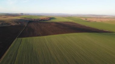 Bulgaristan 'ın Burgaz Bölgesi, Trakya (A1) otoyolu yakınlarındaki kırsal arazinin hava günbatımı manzarası