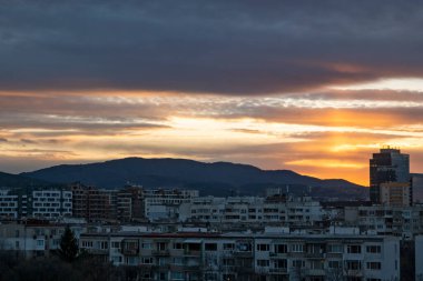 Bulgaristan 'ın Sofya kentindeki komünist dönemden kalma Tipik konut binasının gün batımı manzarası