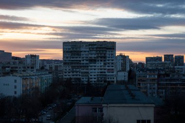 Bulgaristan 'ın Sofya kentindeki komünist dönemden kalma Tipik konut binasının gün batımı manzarası