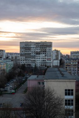 Bulgaristan 'ın Sofya kentindeki komünist dönemden kalma Tipik konut binasının gün batımı manzarası