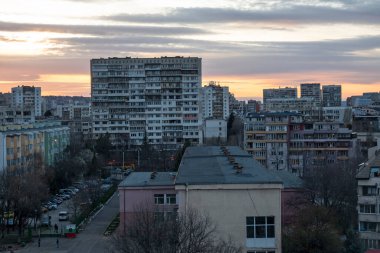 Bulgaristan 'ın Sofya kentindeki komünist dönemden kalma Tipik konut binasının gün batımı manzarası