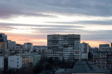 Bulgaristan 'ın Sofya kentindeki komünist dönemden kalma Tipik konut binasının gün batımı manzarası