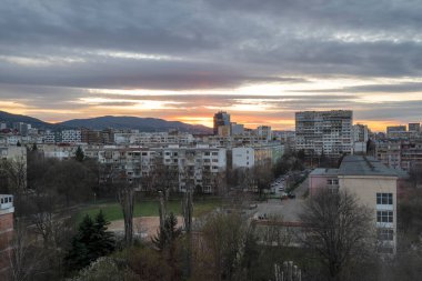 Bulgaristan 'ın Sofya kentindeki komünist dönemden kalma Tipik konut binasının gün batımı manzarası