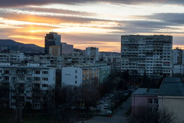 Ηλιοβασίλεμα Τυπικού Κτιρίου Κατοικιών Από Την Κομμουνιστική Περίοδο Στην Πόλη — Φωτογραφία Αρχείου
