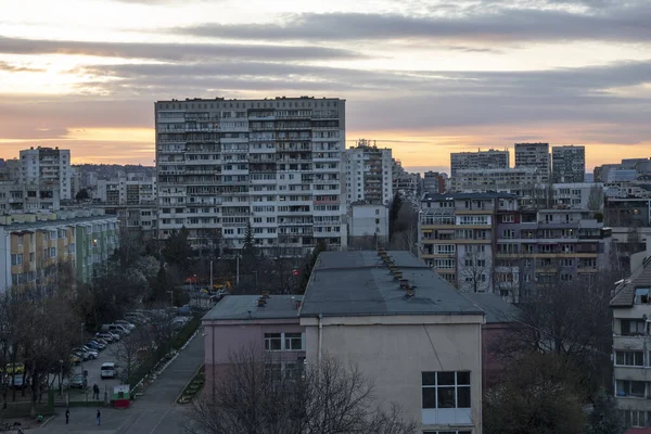 Bulgaristan 'ın Sofya kentindeki komünist dönemden kalma Tipik konut binasının gün batımı manzarası