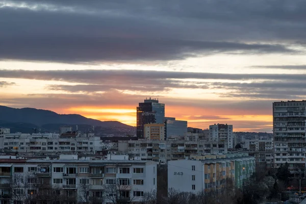 Ηλιοβασίλεμα Τυπικού Κτιρίου Κατοικιών Από Την Κομμουνιστική Περίοδο Στην Πόλη — Φωτογραφία Αρχείου