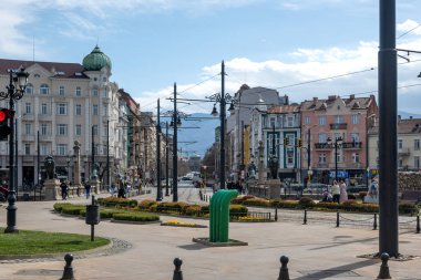 SOFYA, BULGARIA - 31 Mart 2023: Bulgaristan 'ın başkenti Sofya' daki Vladaya nehri üzerindeki Aslan Köprüsü Panoraması