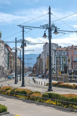 SOFYA, BULGARIA - 31 Mart 2023: Bulgaristan 'ın başkenti Sofya' daki Vladaya nehri üzerindeki Aslan Köprüsü Panoraması