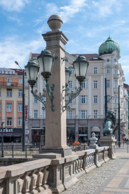 SOFYA, BULGARIA - 31 Mart 2023: Bulgaristan 'ın başkenti Sofya' daki Vladaya nehri üzerindeki Aslan Köprüsü Panoraması