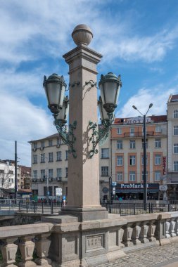 SOFYA, BULGARIA - 31 Mart 2023: Bulgaristan 'ın başkenti Sofya' daki Vladaya nehri üzerindeki Aslan Köprüsü Panoraması