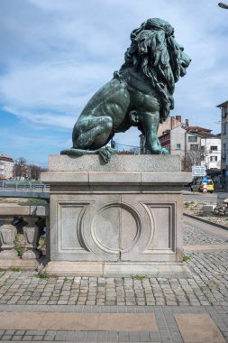 SOFYA, BULGARIA - 31 Mart 2023: Bulgaristan 'ın başkenti Sofya' daki Vladaya nehri üzerindeki Aslan Köprüsü Panoraması