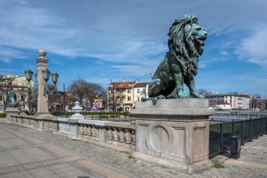 SOFYA, BULGARIA - 31 Mart 2023: Bulgaristan 'ın başkenti Sofya' daki Vladaya nehri üzerindeki Aslan Köprüsü Panoraması