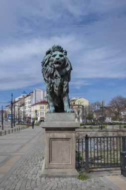 SOFYA, BULGARIA - 31 Mart 2023: Bulgaristan 'ın başkenti Sofya' daki Vladaya nehri üzerindeki Aslan Köprüsü Panoraması