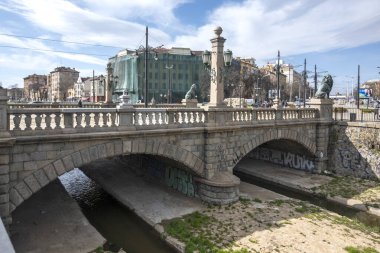 SOFYA, BULGARIA - 31 Mart 2023: Bulgaristan 'ın başkenti Sofya' daki Vladaya nehri üzerindeki Aslan Köprüsü Panoraması