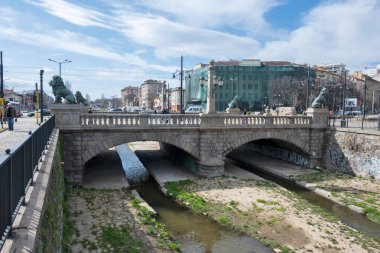 SOFYA, BULGARIA - 31 Mart 2023: Bulgaristan 'ın başkenti Sofya' daki Vladaya nehri üzerindeki Aslan Köprüsü Panoraması