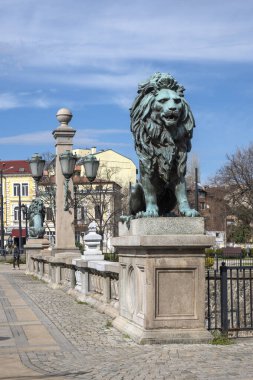 SOFYA, BULGARIA - 31 Mart 2023: Bulgaristan 'ın başkenti Sofya' daki Vladaya nehri üzerindeki Aslan Köprüsü Panoraması