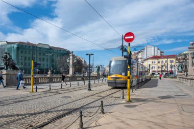 SOFYA, BULGARIA - 31 Mart 2023: Bulgaristan 'ın başkenti Sofya' daki Vladaya nehri üzerindeki Aslan Köprüsü Panoraması