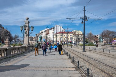 SOFYA, BULGARIA - 31 Mart 2023: Bulgaristan 'ın başkenti Sofya' daki Vladaya nehri üzerindeki Aslan Köprüsü Panoraması