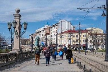 SOFYA, BULGARIA - 31 Mart 2023: Bulgaristan 'ın başkenti Sofya' daki Vladaya nehri üzerindeki Aslan Köprüsü Panoraması
