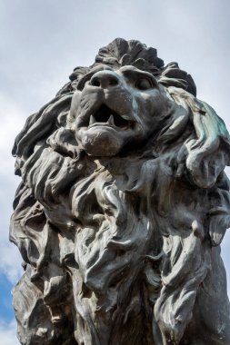 SOFYA, BULGARIA - 31 Mart 2023: Bulgaristan 'ın başkenti Sofya' daki Vladaya nehri üzerindeki Aslan Köprüsü Panoraması