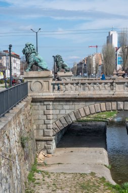 SOFYA, BULGARIA - 31 Mart 2023: Bulgaristan 'ın başkenti Sofya' daki Vladaya nehri üzerindeki Aslan Köprüsü Panoraması