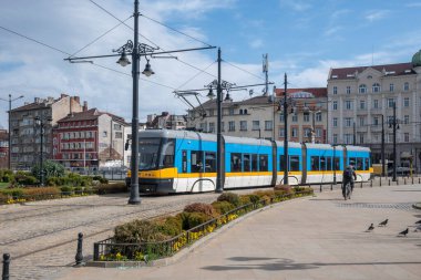 SOFYA, BULGARIA - 31 Mart 2023: Bulgaristan 'ın başkenti Sofya' daki Vladaya nehri üzerindeki Aslan Köprüsü Panoraması