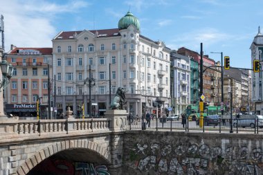 SOFYA, BULGARIA - 31 Mart 2023: Bulgaristan 'ın başkenti Sofya' daki Vladaya nehri üzerindeki Aslan Köprüsü Panoraması