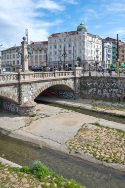 SOFYA, BULGARIA - 31 Mart 2023: Bulgaristan 'ın başkenti Sofya' daki Vladaya nehri üzerindeki Aslan Köprüsü Panoraması