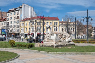 SOFYA, BULGARIA - 31 Mart 2023: Bulgaristan 'ın başkenti Sofya' daki Vladaya nehri üzerindeki Aslan Köprüsü Panoraması