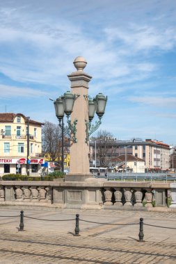 SOFYA, BULGARIA - 31 Mart 2023: Bulgaristan 'ın başkenti Sofya' daki Vladaya nehri üzerindeki Aslan Köprüsü Panoraması