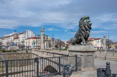 SOFYA, BULGARIA - 31 Mart 2023: Bulgaristan 'ın başkenti Sofya' daki Vladaya nehri üzerindeki Aslan Köprüsü Panoraması