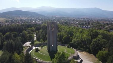 SOFYA, BULGARIA - 26 EPTEMBER 2021: Bulgaristan 'ın başkenti Sofya' da bulunan Kambanite 'de Uluslararası Barış Bayrağı Anıtı (Zname na mira) Uluslararası Çocuk Meclisi (Çanlar) Anıtı