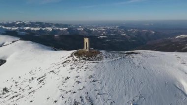 TROYAN, BULGARIA - 16 Şubat 2023: Bulgaristan 'ın Beklemeto geçidinde Balkan Dağları' nın ana yamacında Özgürlük Anıtı