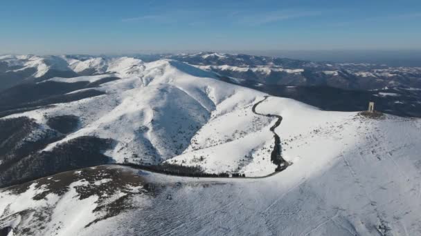 图尔加利亚 Troyan 2023年2月16日 保加利亚别克鲁姆托通过的巴尔干山脉主要山脊的自由纪念碑拱门 — 图库视频影像