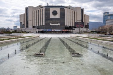 SOFYA, BULGARIA - 31 Mart 2023: Bulgaristan 'ın Ulusal Kültür Sarayı çevresindeki Sofya Şehri' nin inanılmaz manzarası