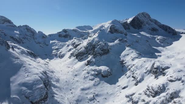 ブルガリアのマリヨヴィツァ山頂付近のリラ山の素晴らしい冬の景色 — ストック動画
