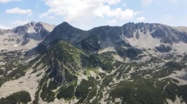 Bulgaristan 'ın Yalovarnika zirvesi yakınlarındaki Pirin Dağı' nın şaşırtıcı hava manzarası