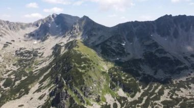 Bulgaristan 'ın Yalovarnika zirvesi yakınlarındaki Pirin Dağı' nın şaşırtıcı hava manzarası