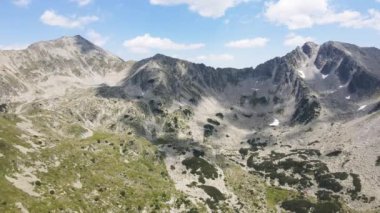 Bulgaristan 'ın Yalovarnika zirvesi yakınlarındaki Pirin Dağı' nın şaşırtıcı hava manzarası