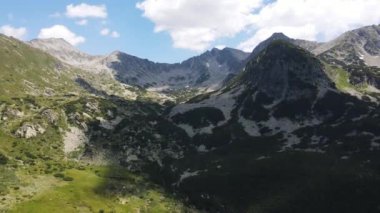 Bulgaristan 'ın Yalovarnika zirvesi yakınlarındaki Pirin Dağı' nın şaşırtıcı hava manzarası