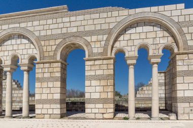 Büyük Bazilika - ilk Bulgar İmparatorluğu Pliska, Bulgaristan başkenti yakınındaki Ortaçağ Avrupa'nın en büyük Hıristiyan Katedrali kalıntıları