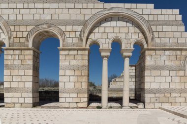 Büyük Bazilika - ilk Bulgar İmparatorluğu Pliska, Bulgaristan başkenti yakınındaki Ortaçağ Avrupa'nın en büyük Hıristiyan Katedrali kalıntıları