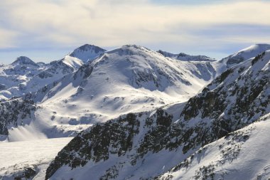 Bulgaristan 'ın Todorka tepesinden Pirin Dağı' nın muhteşem kış manzarası
