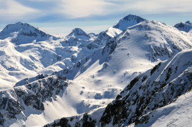 Bulgaristan 'ın Todorka tepesinden Pirin Dağı' nın muhteşem kış manzarası