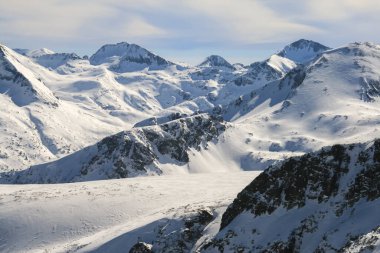 Bulgaristan 'ın Todorka tepesinden Pirin Dağı' nın muhteşem kış manzarası