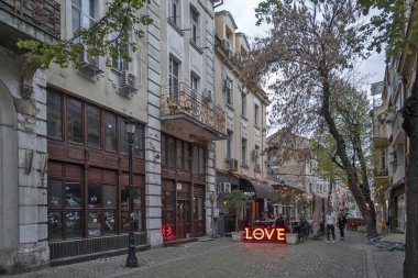 PLOVDIV, BULGARIA - 8 Nisan 2023: Bulgaristan 'ın Plovdiv kentinin merkezi yaya caddelerinin şaşırtıcı Sunset Manzarası