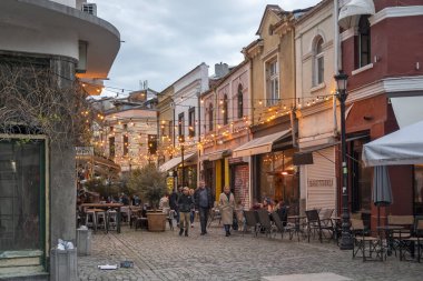 PLOVDIV, BULGARIA - 8 Nisan 2023: Bulgaristan 'ın Plovdiv kentinin merkezi yaya caddelerinin şaşırtıcı Sunset Manzarası